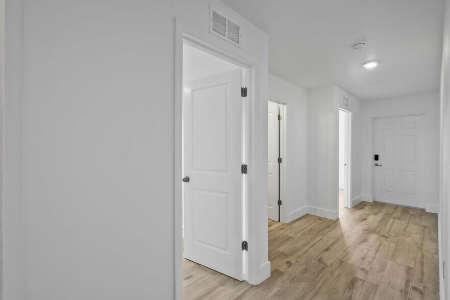 Building Photo - 2426 Santa Barbara Blvd N