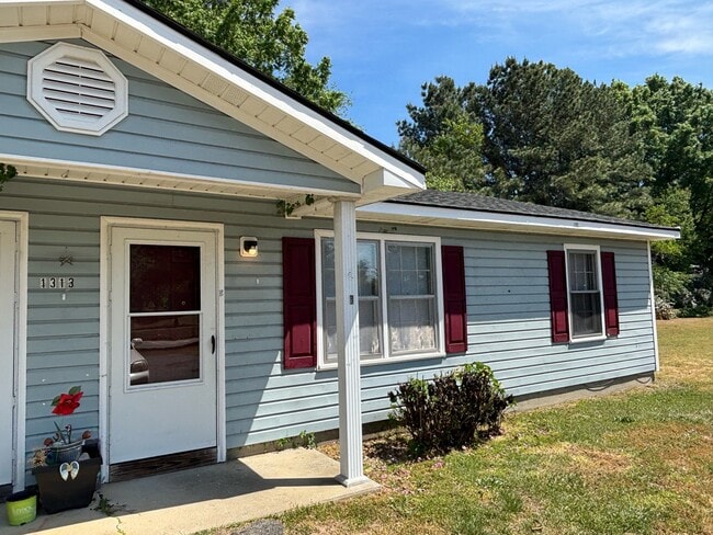 Building Photo - 1313 Ireland Dr