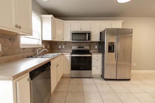 Building Photo - Condominium Convenience in Columbia!