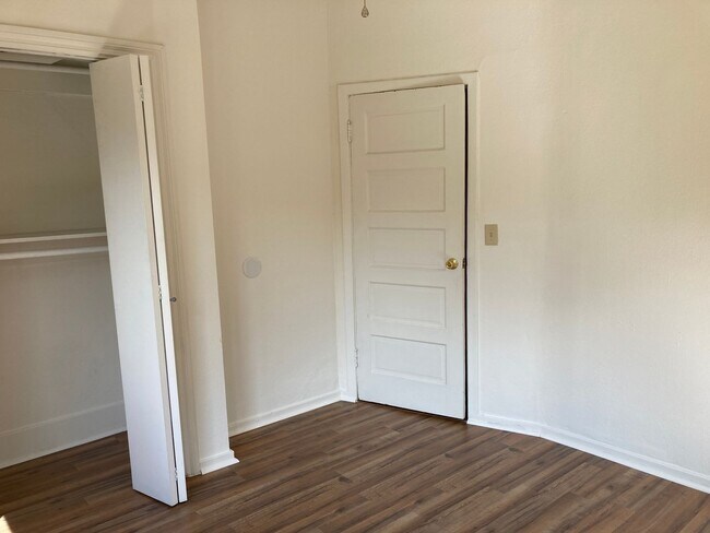 Building Photo - 1015 3/4-929 W Kensington Rd