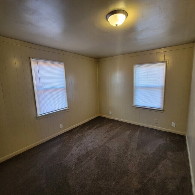 Building Photo - conveniently located around the corner from popular Garfield Park