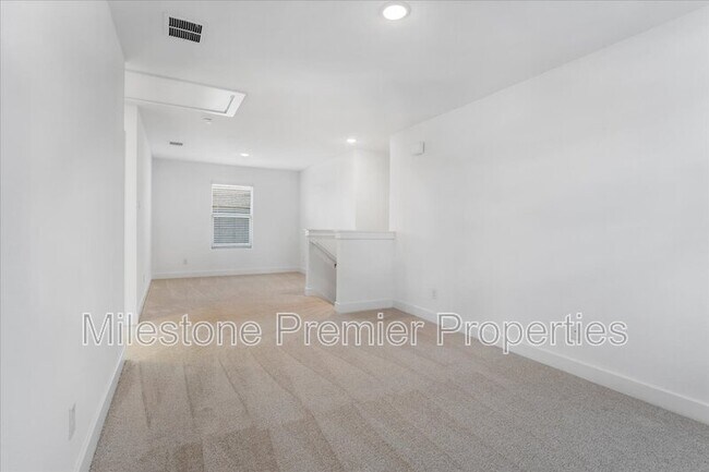 Building Photo - 820 Sunflower Trl