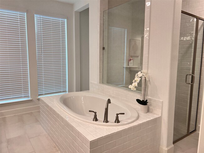 Building Photo - 176 Sweeping Valley Dr