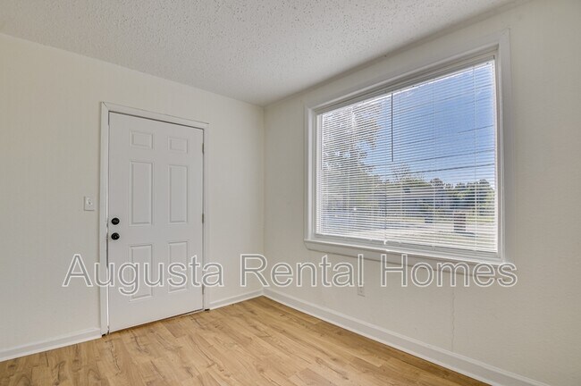 Building Photo - 2019 Roosevelt Dr