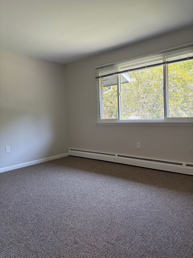 Building Photo - 2 Bedroom Townhouse Apartment