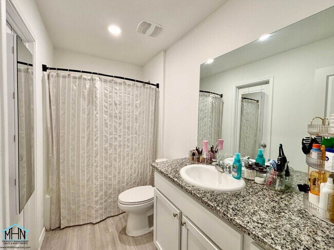 Building Photo - Welcome Home to this Charming 3-Bedroom 2-...