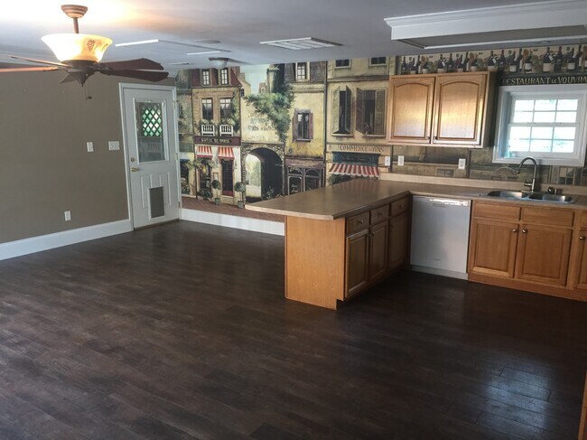 Building Photo - 6908 Dorchester Dr