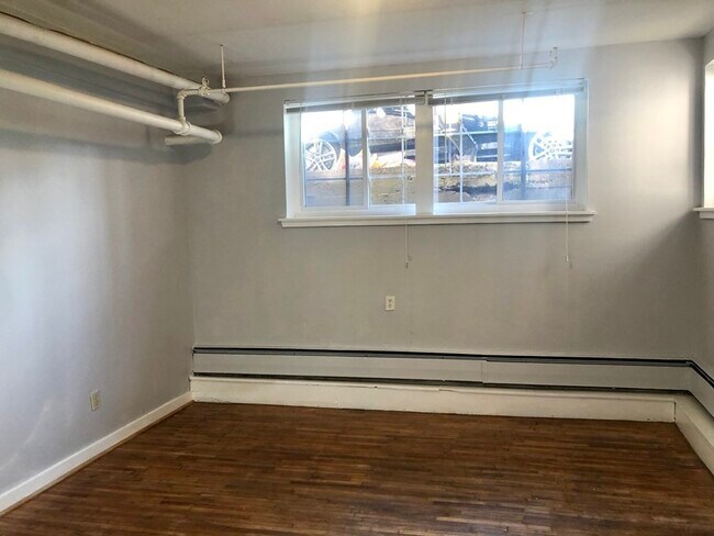 Building Photo - 160 Strathmore Rd