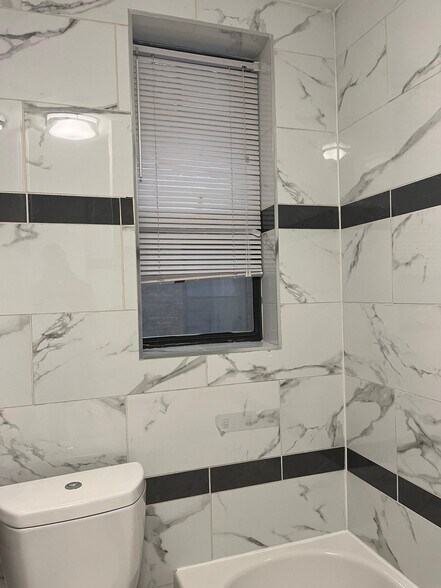 Building Photo - 412 54th St