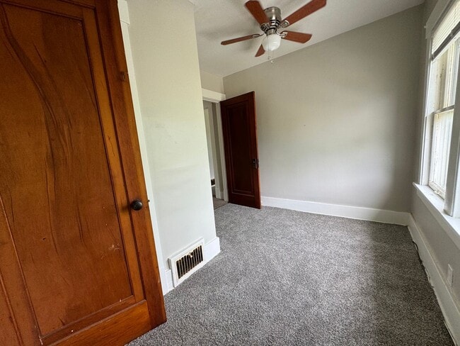 Building Photo - Newly updated 3 bd single fam house ( NO VOUCHERS)
