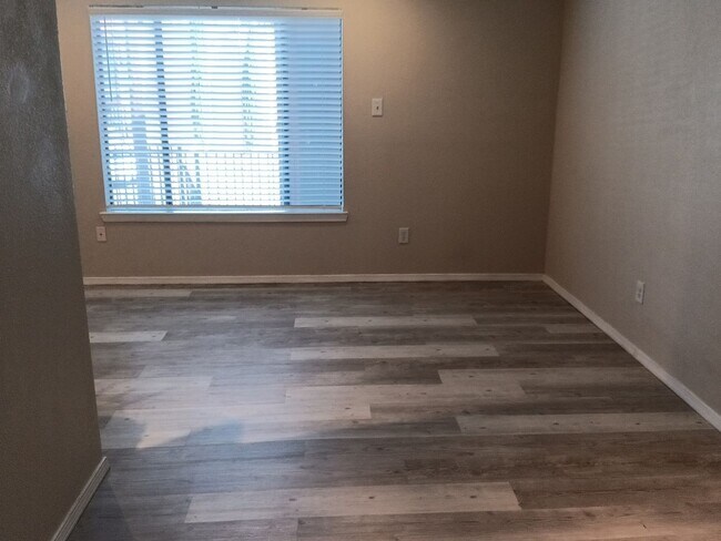 Building Photo - 1-bedroom, 1-bathroom home located in the ...