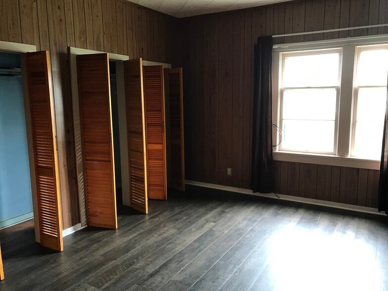Master bedroom windows & closets - 615 W Main St
