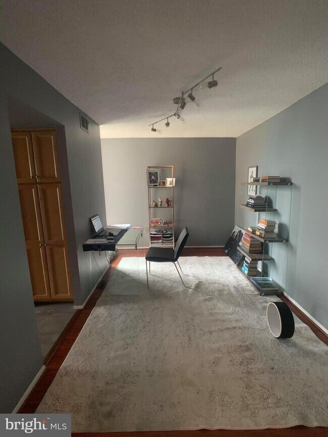 Building Photo - 4500 S Four Mile Run Dr