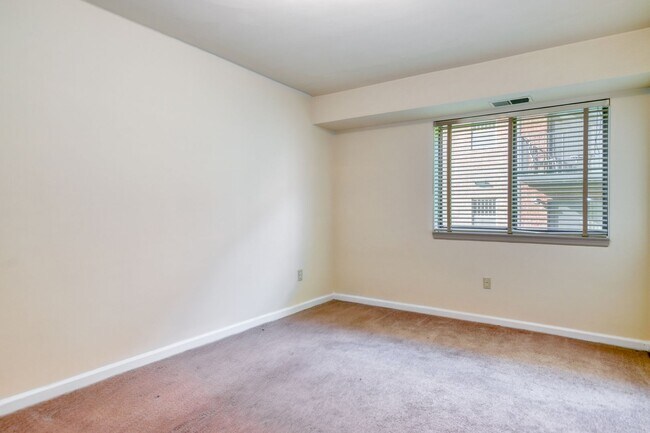 Building Photo - 2 bed/1 bath  Undergrads. On bus line. Pet Friendly.