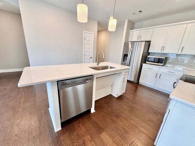 Building Photo - 2 Bed, 2 Bath Condo w/ Elevator Close to D...