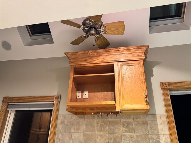 Building Photo - 903 Prospect St