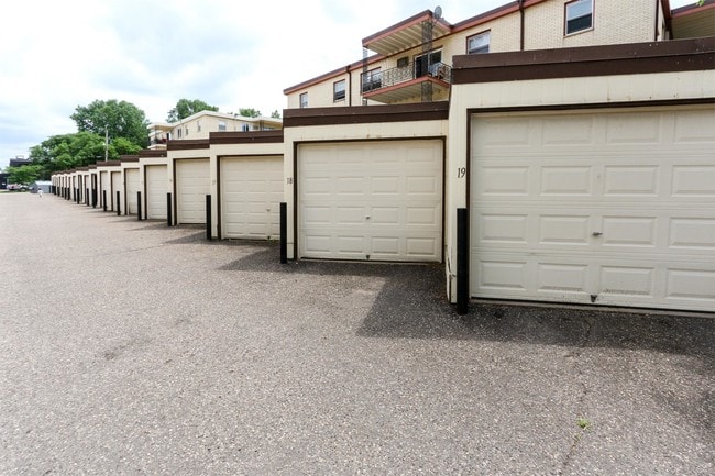 Building Photo - 380 Larpenteur Ave W