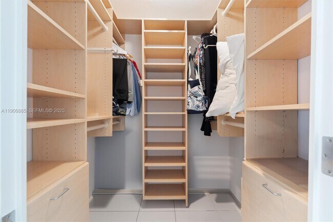 Building Photo - 2100 S Ocean Ln