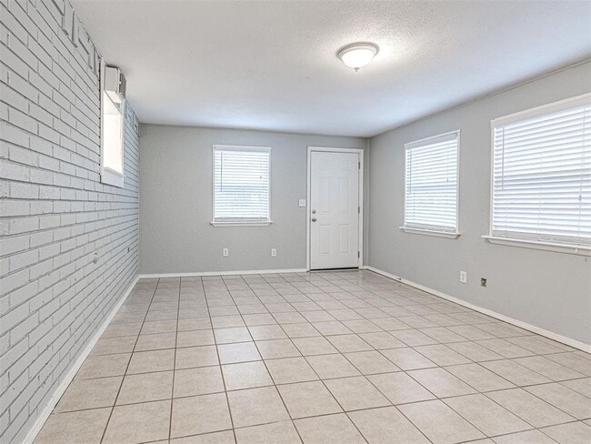 Building Photo - 305 Woodside Dr