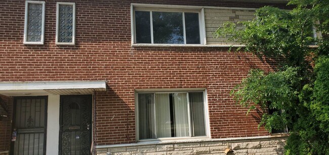 Primary Photo - 2400 E 103rd St