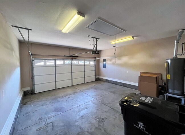 Building Photo - FOUNTAIN CITY: 3 BEDROOM, 2 BATH IN MAPLE ...