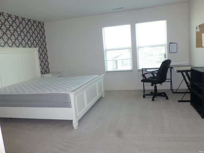Building Photo - 3210 Fleming Dr