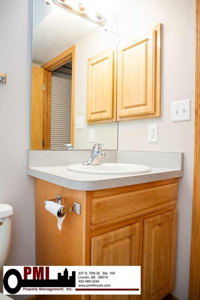 Building Photo - 3 Bedroom and 3 Bathroom Duplex. Available...