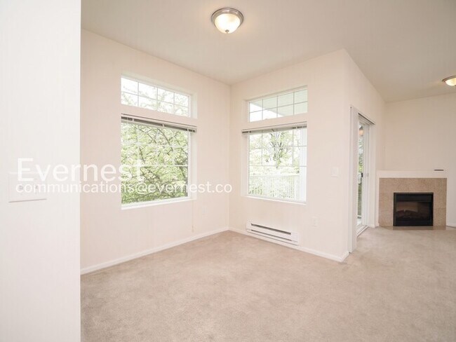 Building Photo - 2 Bed/2 Bath Condo with Garage / Vouchers Accepted / Available Now!
