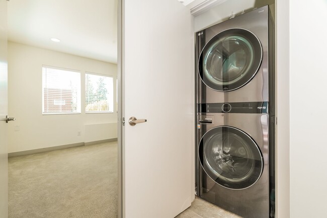 Building Photo - Luxury New Construction with Rooftop Views