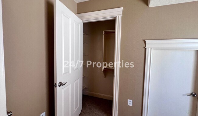 Building Photo - Large 4BD I 2.5BA Home - West Linn!