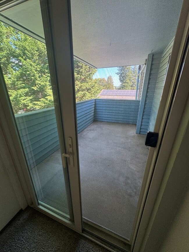 Building Photo - 2 Bedroom 1 Bath Burien Condo 995sf, Firep...