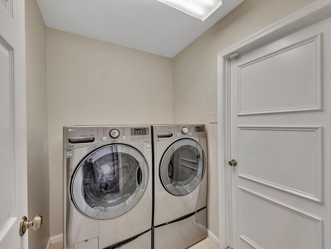 Building Photo - 7747 Villa Nova Dr N