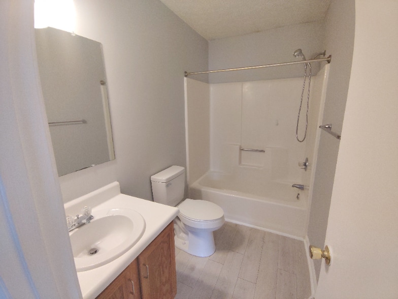 Building Photo - 15 Ferguson Dr