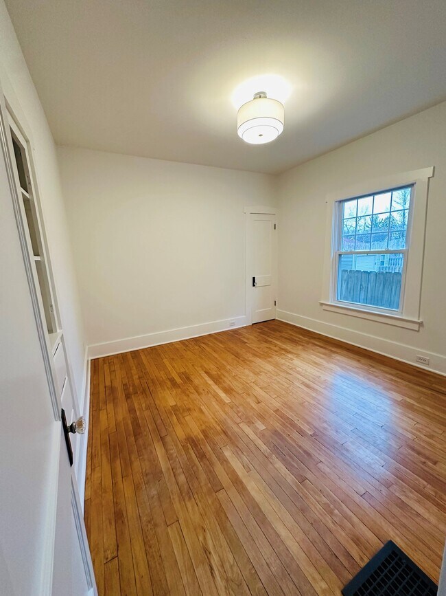 Building Photo - 1625 Wealthy St SE