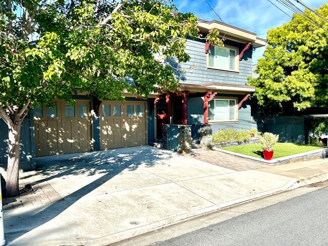 Building Photo - Charming 2 bed 1 bathroom unit in Pacific ...