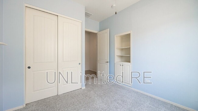 Building Photo - 937 N Gomez St