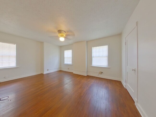 Building Photo - 807 N Carter St