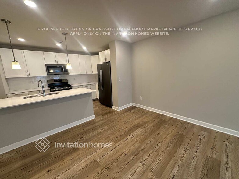 Building Photo - 10904 Everest Pl N