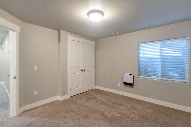Building Photo - Available Now | American Fork, UT | 5 Bed | 3 Full Bath | Single-Family Home
