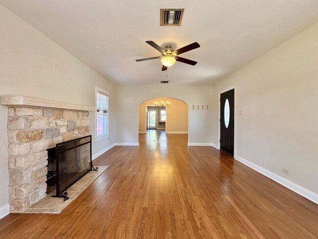 Building Photo - Welcome to your New Home! A charming open ...