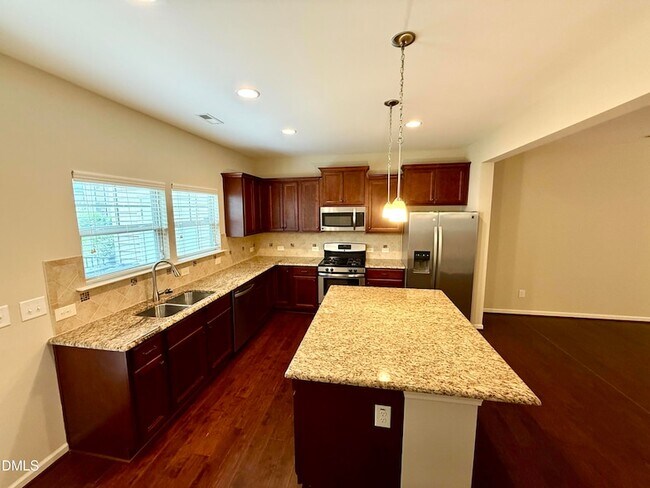Building Photo - 1008 Midtowne Way