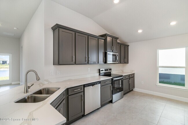 Building Photo - 2482 Carrick St