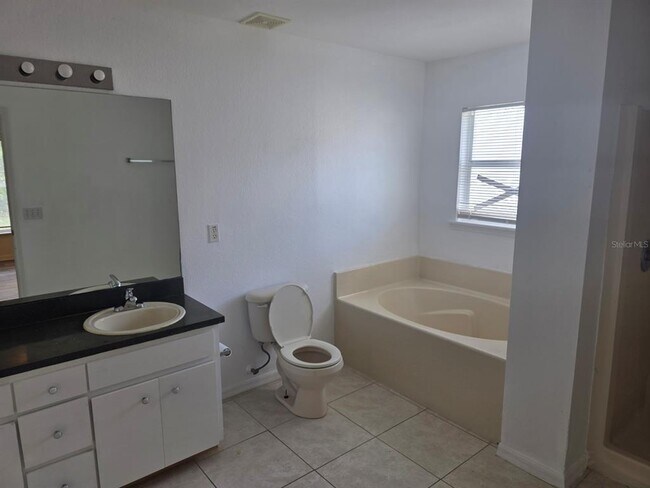 Building Photo - 670 Reindeer Dr