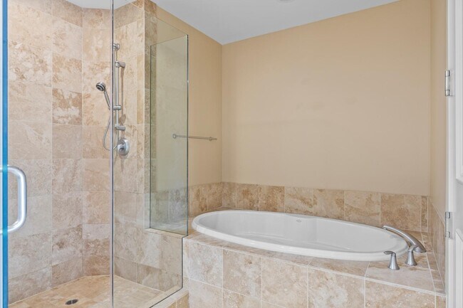 Building Photo - 2211 E Camelback Rd