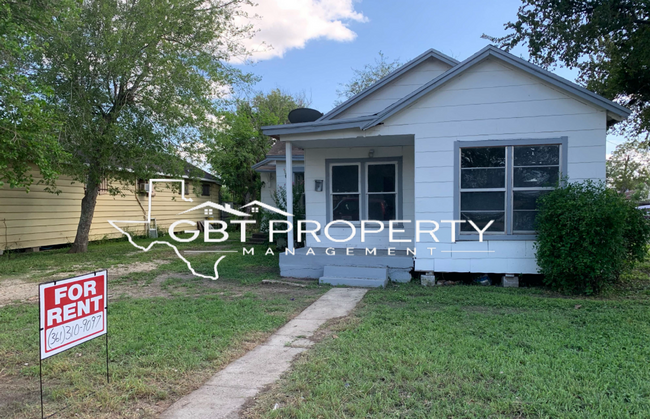 Building Photo - 3 Bedroom 2 Bathroom Home!