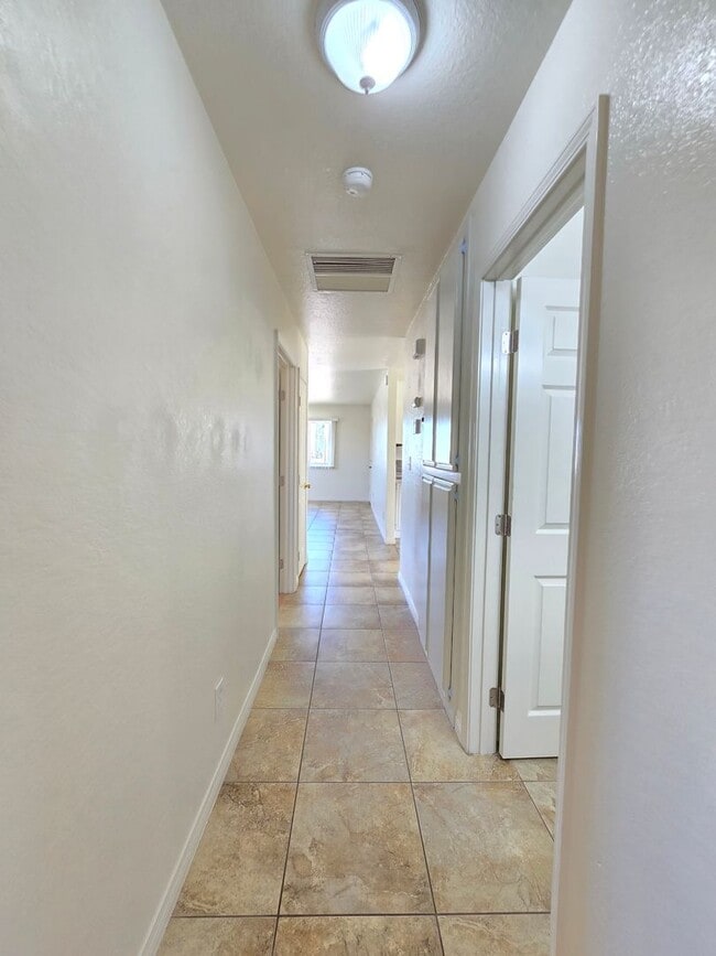 Building Photo - For Rent in California City – 3 Bed / 2 Ba...