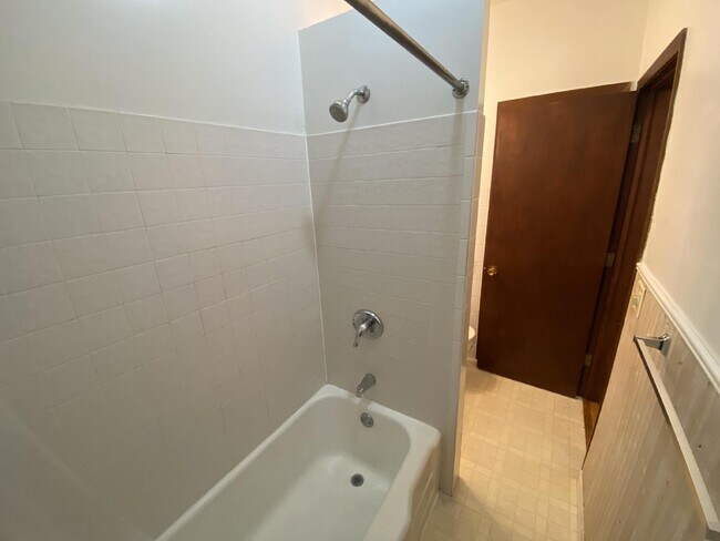 Building Photo - Charming 1BR in Historic Douglas Apartments– Walk to Lake of the Isles!