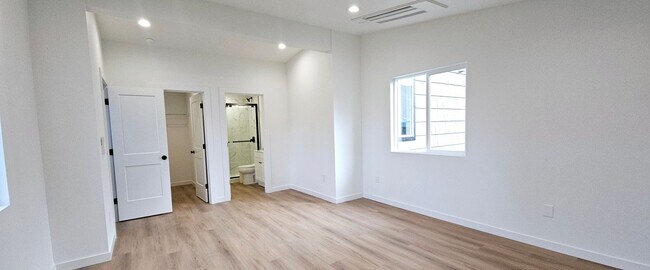 Building Photo - MOVE-IN SPECIAL! Recently Renovated 2 Stor...