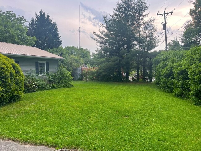 Building Photo - "Charming 3-Bedroom Retreat with Gleaming Hardwood Floors in Hendersonville!"