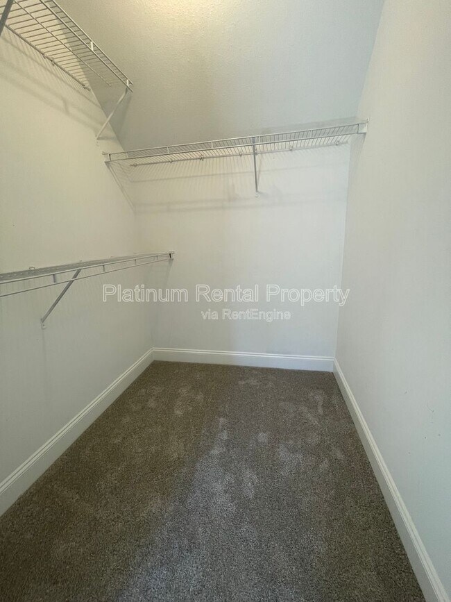 Building Photo - 1305 Smithdale Heights Dr